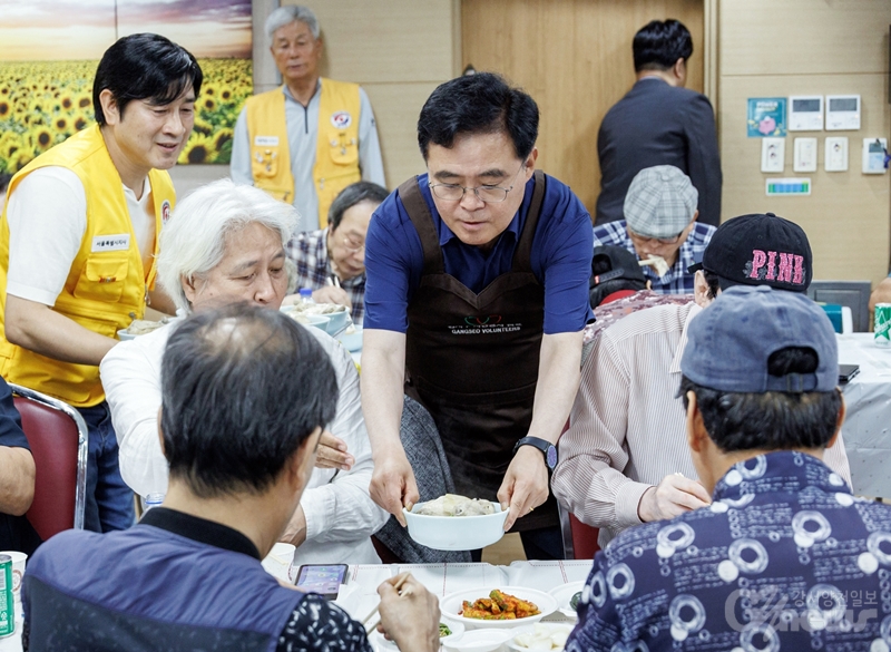 “어르신 건강하세요” 진교훈 강서구청장, 삼계탕 배식 봉사0