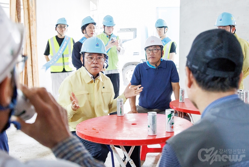 진교훈 강서구청장, 폭염 속 공사장 방문…온열질환 예방대책 점검