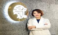 [김송주 원장의 소소한방] 척추관협착증, 꼭 수술을 해야 할까?