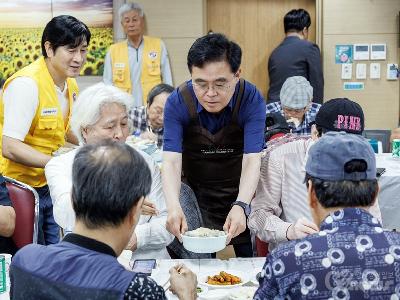 “어르신 건강하세요” 진교훈 강서구청장, 삼계탕 배식 봉사